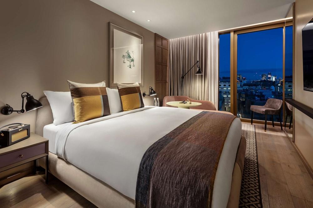 The Londoner Room Type - Deluxe King City View Room