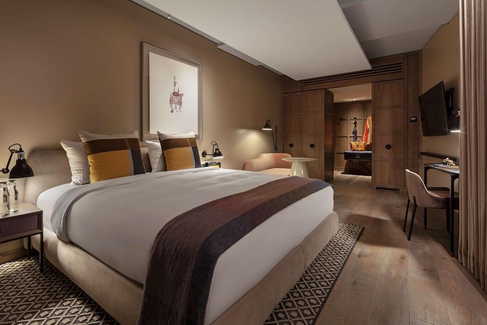 The Londoner Room Type - Corner Suite