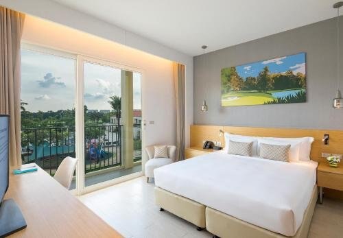 Eastin Thana City Golf Resort Bangkok - Tap to explore photos