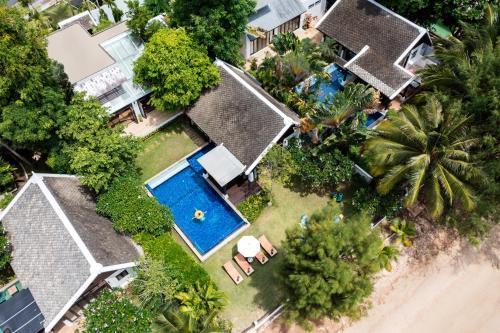 The Emerald Hill Beach Villa - Tap to explore photos