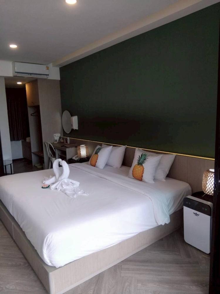 Yanud Residence Room Type - Deluxe Studio, Pool Access, Poolside