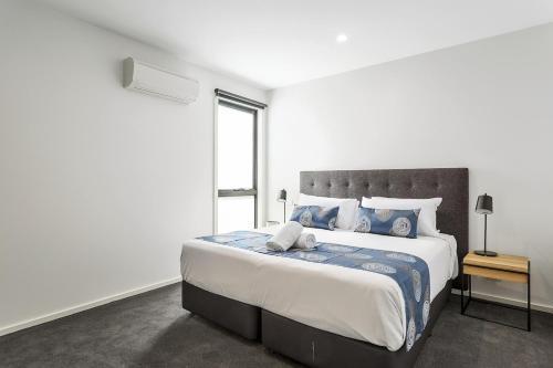 Blairgowrie Apartment 2 - on the beach - Tap to explore photos