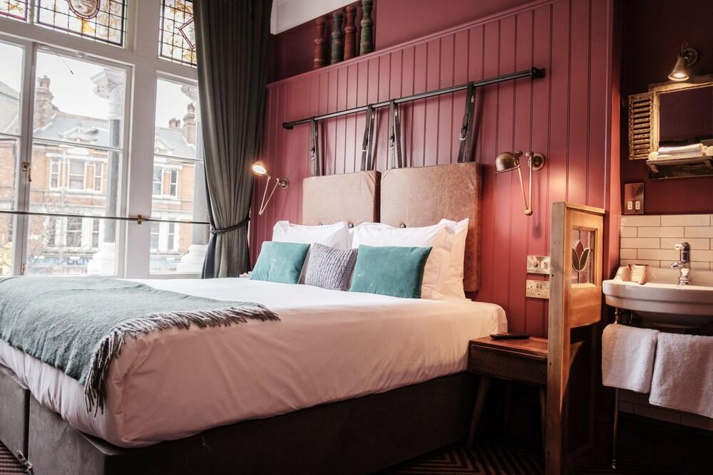 Half Moon Room Type - Petite Double Room