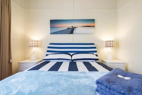 Nautique Beach House - Rustic and Charming, Walk 2 Beach & Shops - Tap to explore photos