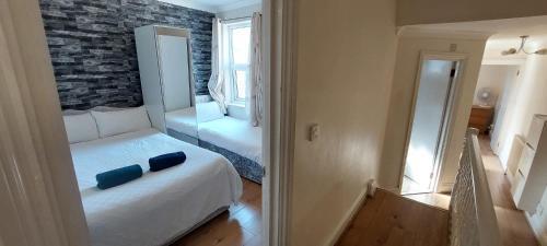 Two Bedroom Flat St Andrews Road - Tap to explore photos