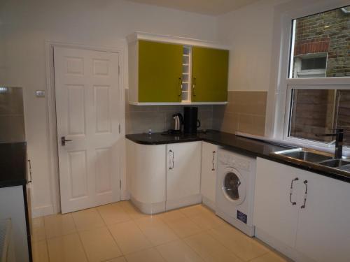Boundary Road, 1 Bedroom & 2 Bedroom Flats - Tap to explore photos