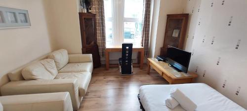 Boundary Road, 1 Bedroom & 2 Bedroom Flats - Tap to explore photos