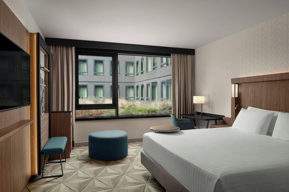 Courtyard by Marriott Paris Porte de Versailles Room Type - Standard Room, 1 King Bed