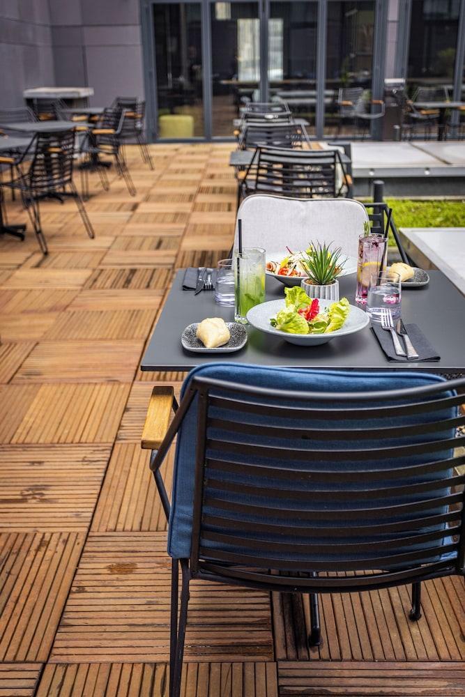 Courtyard by Marriott Paris Porte de Versailles - Tap to explore photos