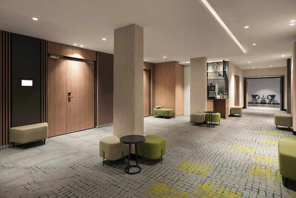 Courtyard by Marriott Paris Porte de Versailles - Tap to explore photos