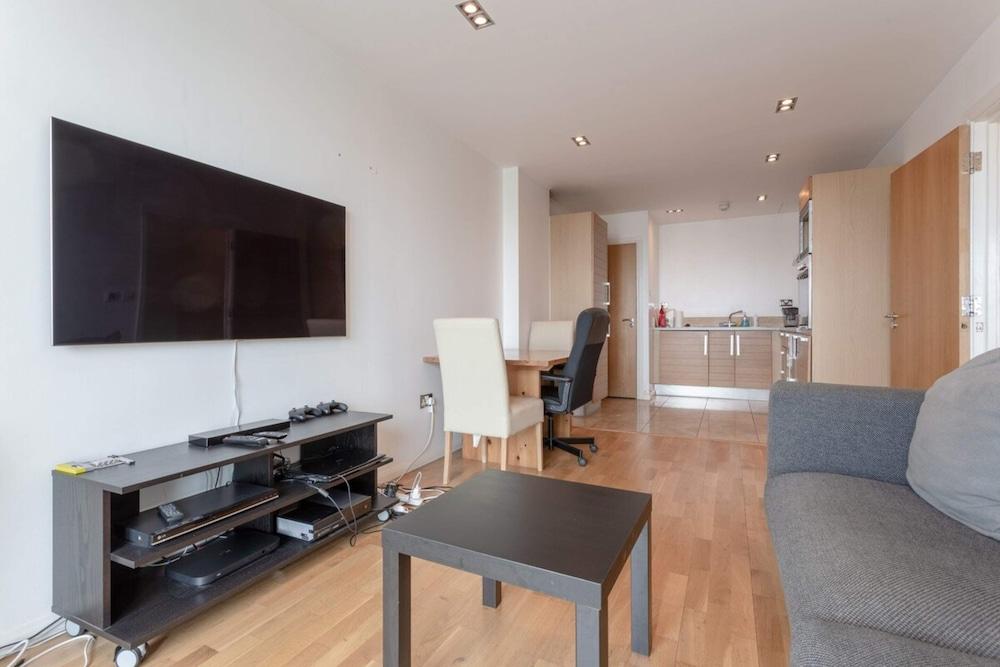 Fantastic 2 Bedroom near Canary Wharf - Tap to explore photos