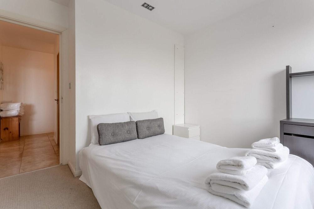 Fantastic 2 Bedroom near Canary Wharf - Tap to explore photos