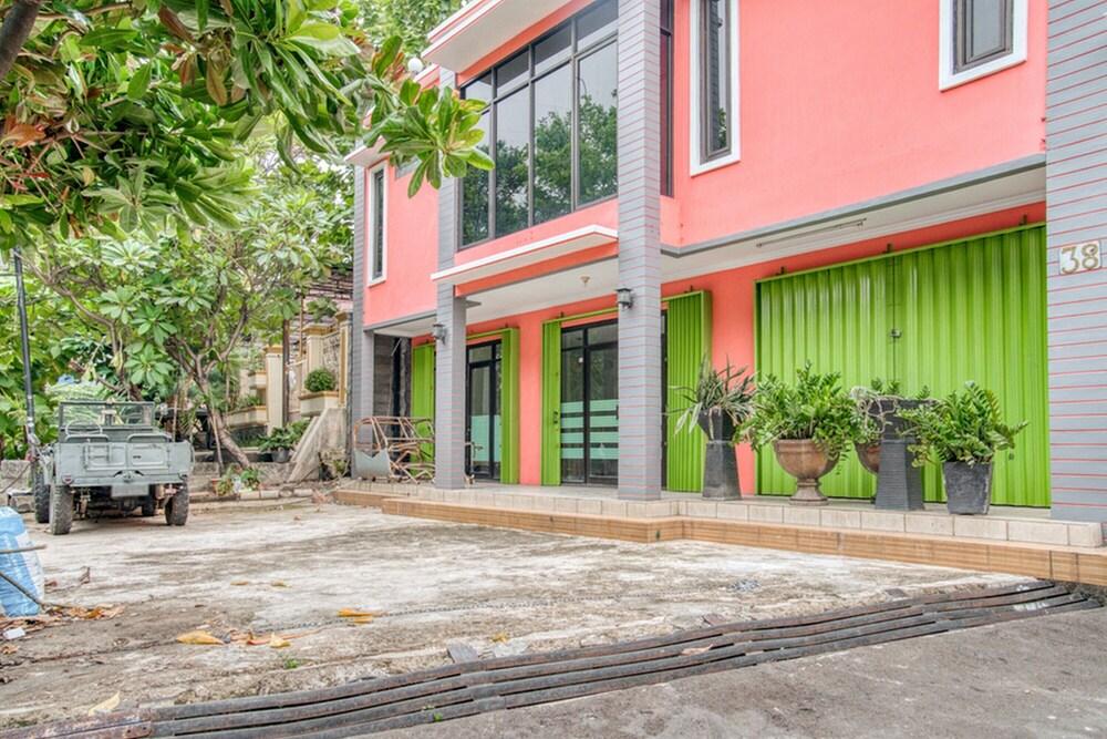 RedDoorz near Taman Mini Jakarta - Tap to explore photos