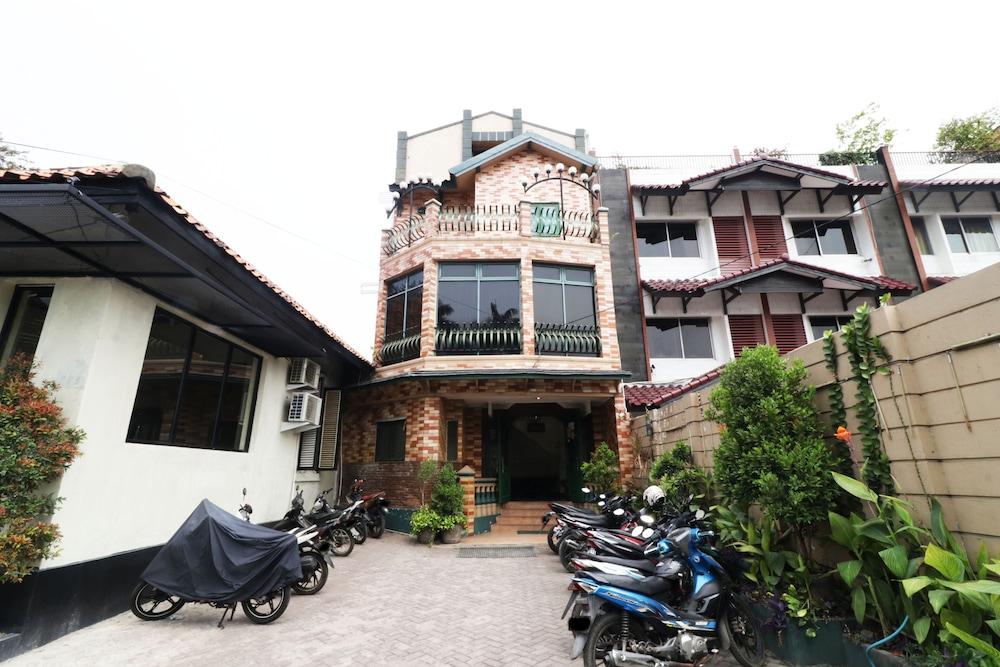 Hotel Alamanda - Tap to explore photos