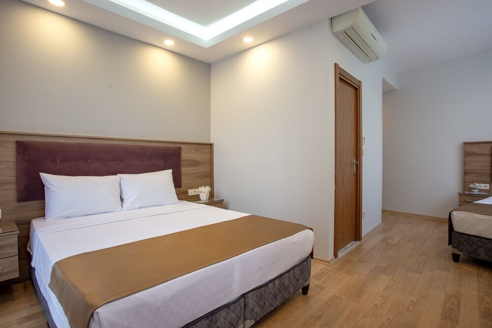 West Palace Hotel Room Type - Deluxe Room, Smoking, Balcony