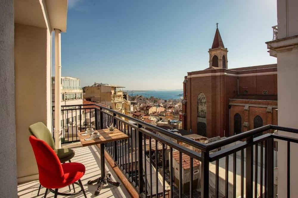 West Palace Hotel Room Type - Suite, Balcony, Sea View