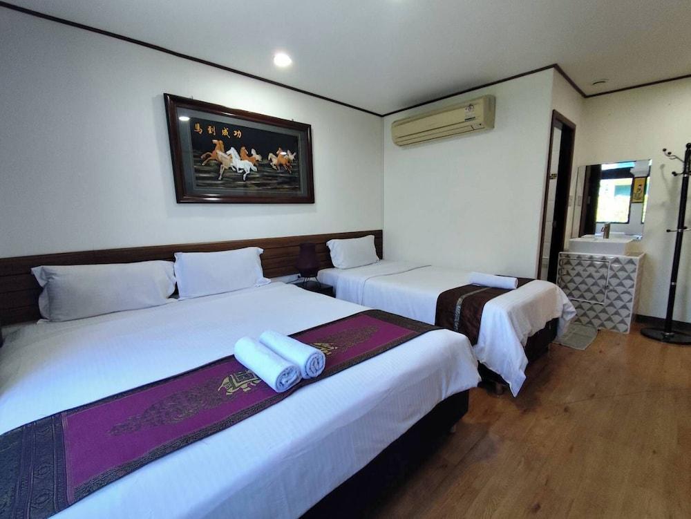 Longzhu Guesthouse Room Type - Deluxe Triple Room