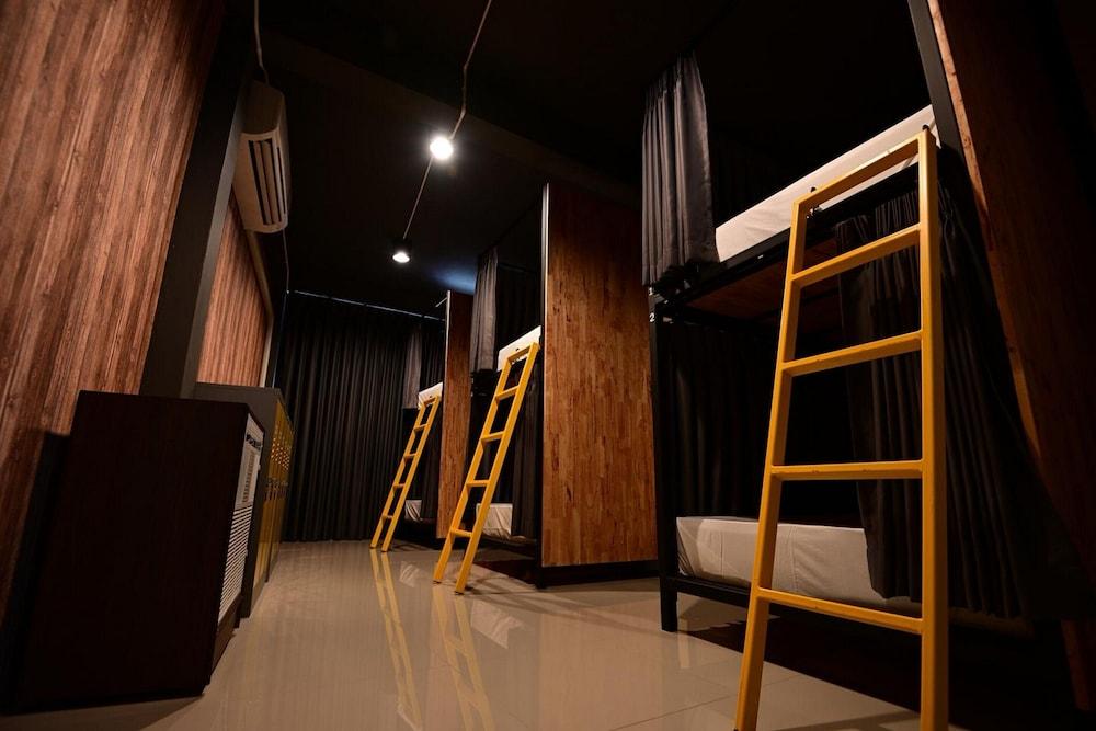 OYO 572 Room 22 - Tap to explore photos