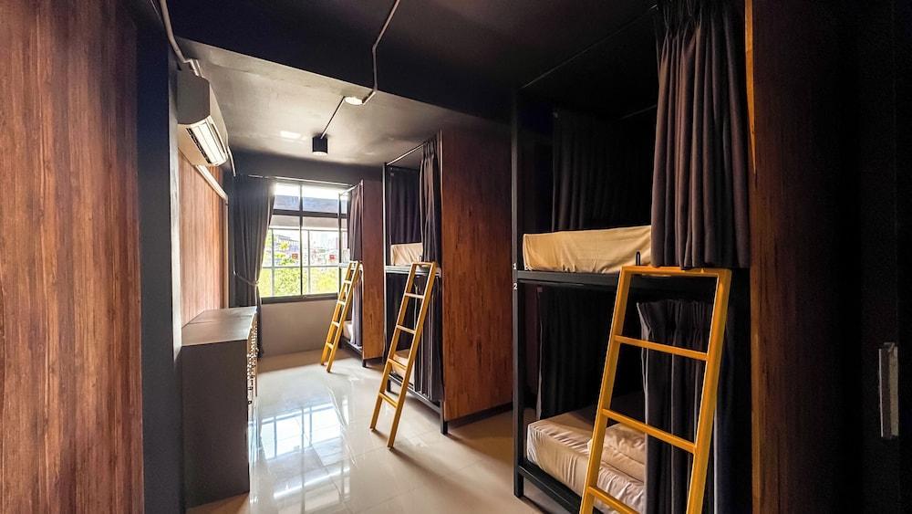 Room 22 Hostel - near Chinatown - Tap to explore photos