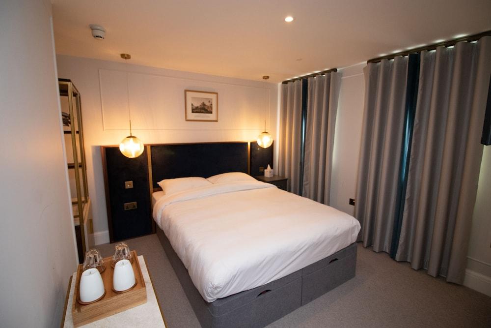 Three Falcons Hotel Room Type - Deluxe Double Room, Private Bathroom