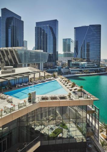 Four Seasons Hotel Abu Dhabi at Al Maryah Island - Tap to explore photos