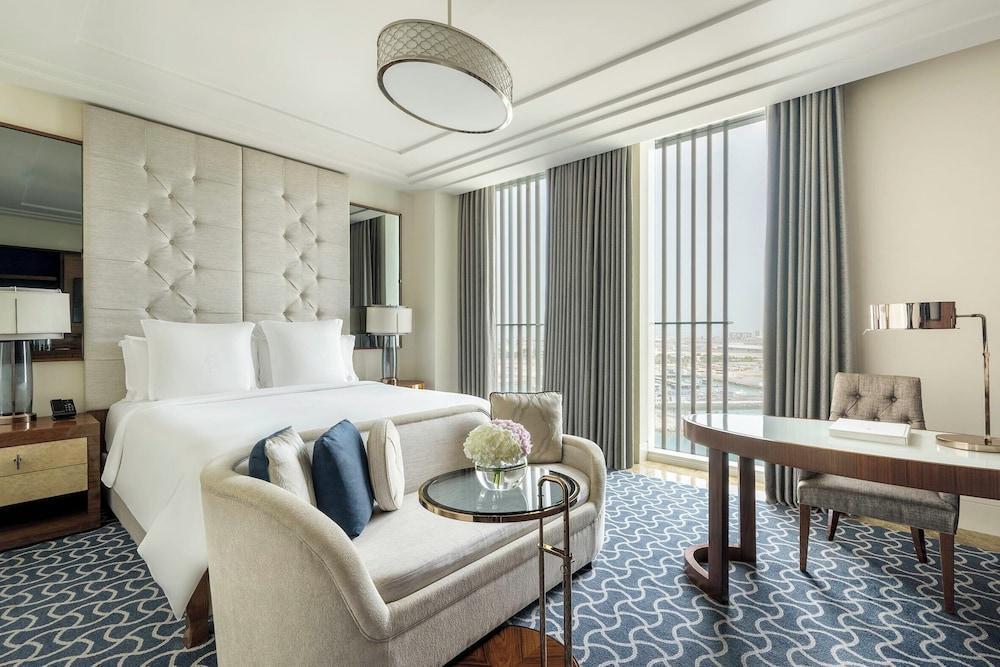 Four Seasons Hotel Abu Dhabi at Al Maryah Island - Tap to explore photos
