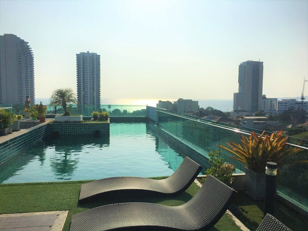 Fantastic Roof top Pool!