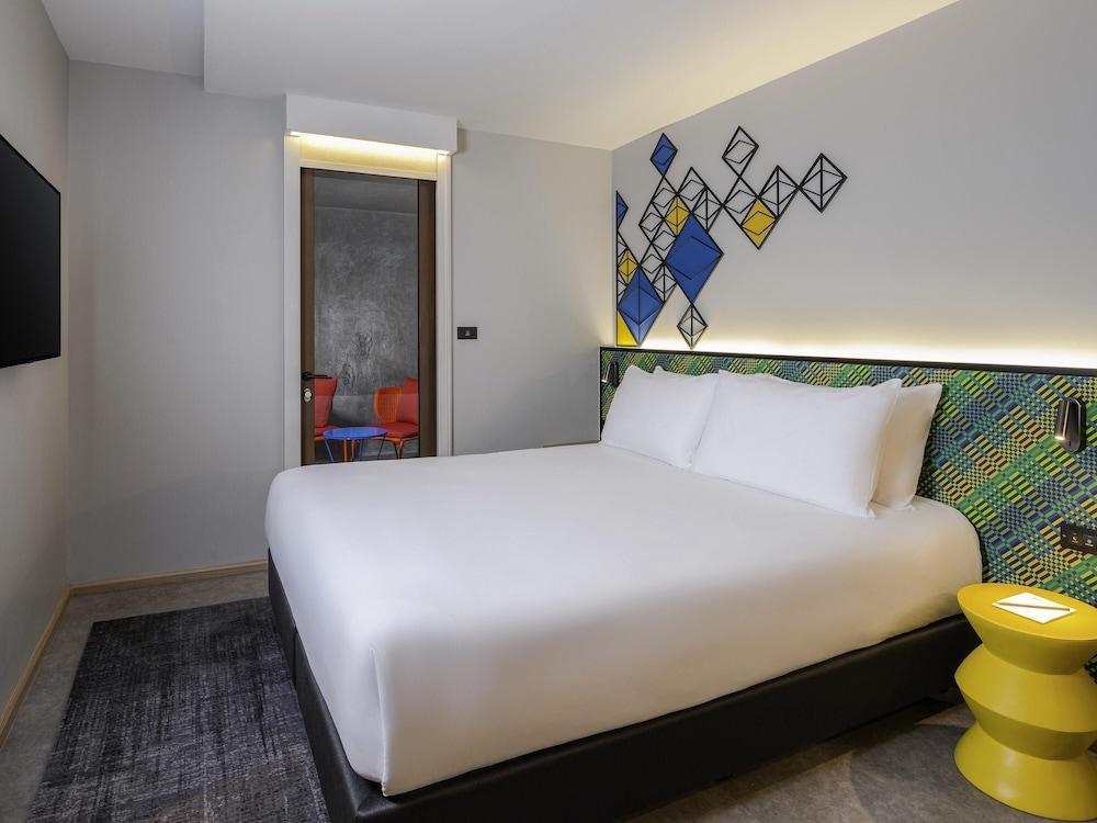 ibis Styles Bangkok Silom Room Type - Premium Room, balcony - 1 King size bed ibis Styles Bangkok Silom Room Type - Premium Room, balcony - 1 King size bed