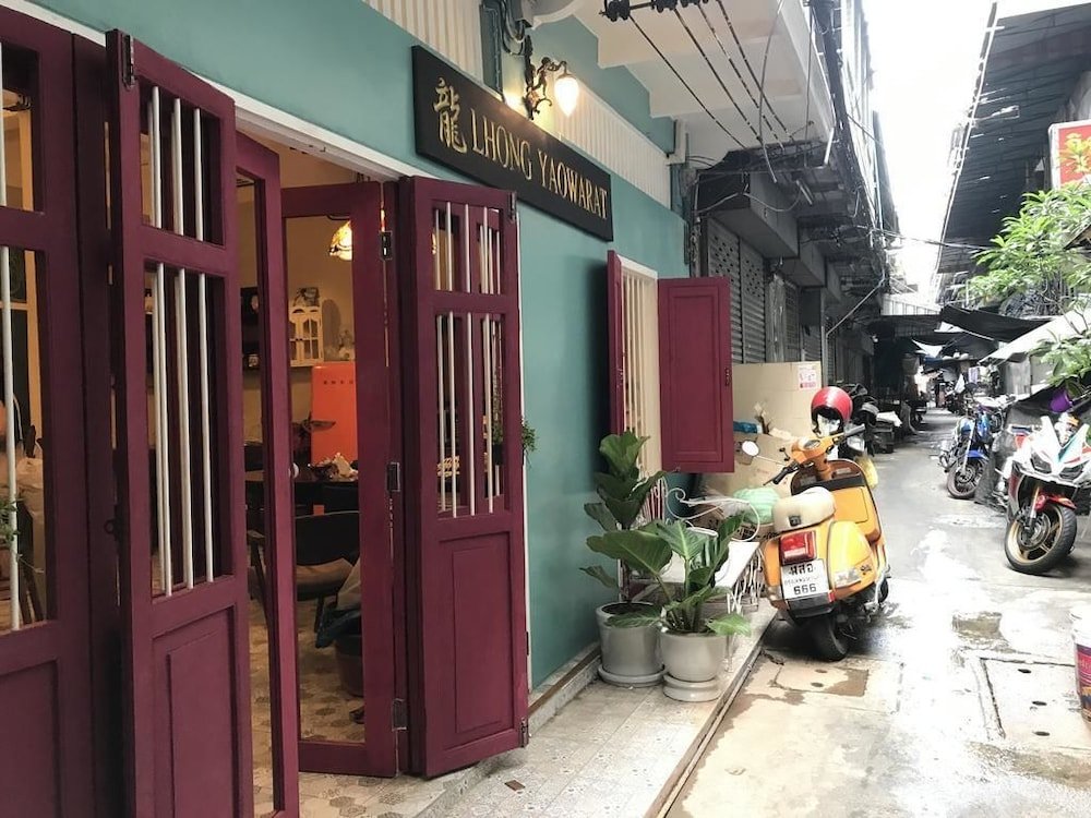 Lhong Yaowarat Hostel - Tap to explore photos