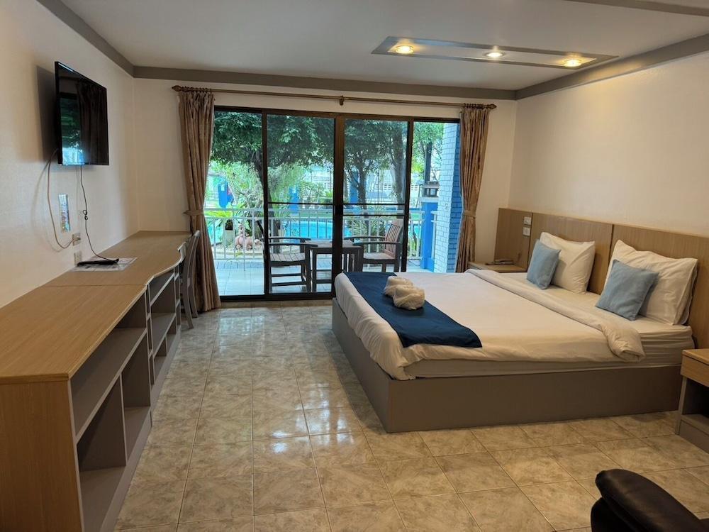 Blue Garden Resort Pattaya Room Type - Superior Pool View Double Room Blue Garden Resort Pattaya Room Type - Superior Pool View Double Room