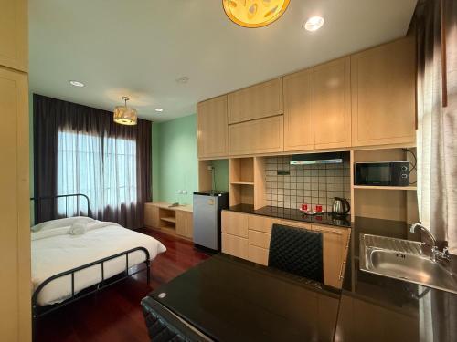 Greenview Ekkamai 10 - Tap to explore photos