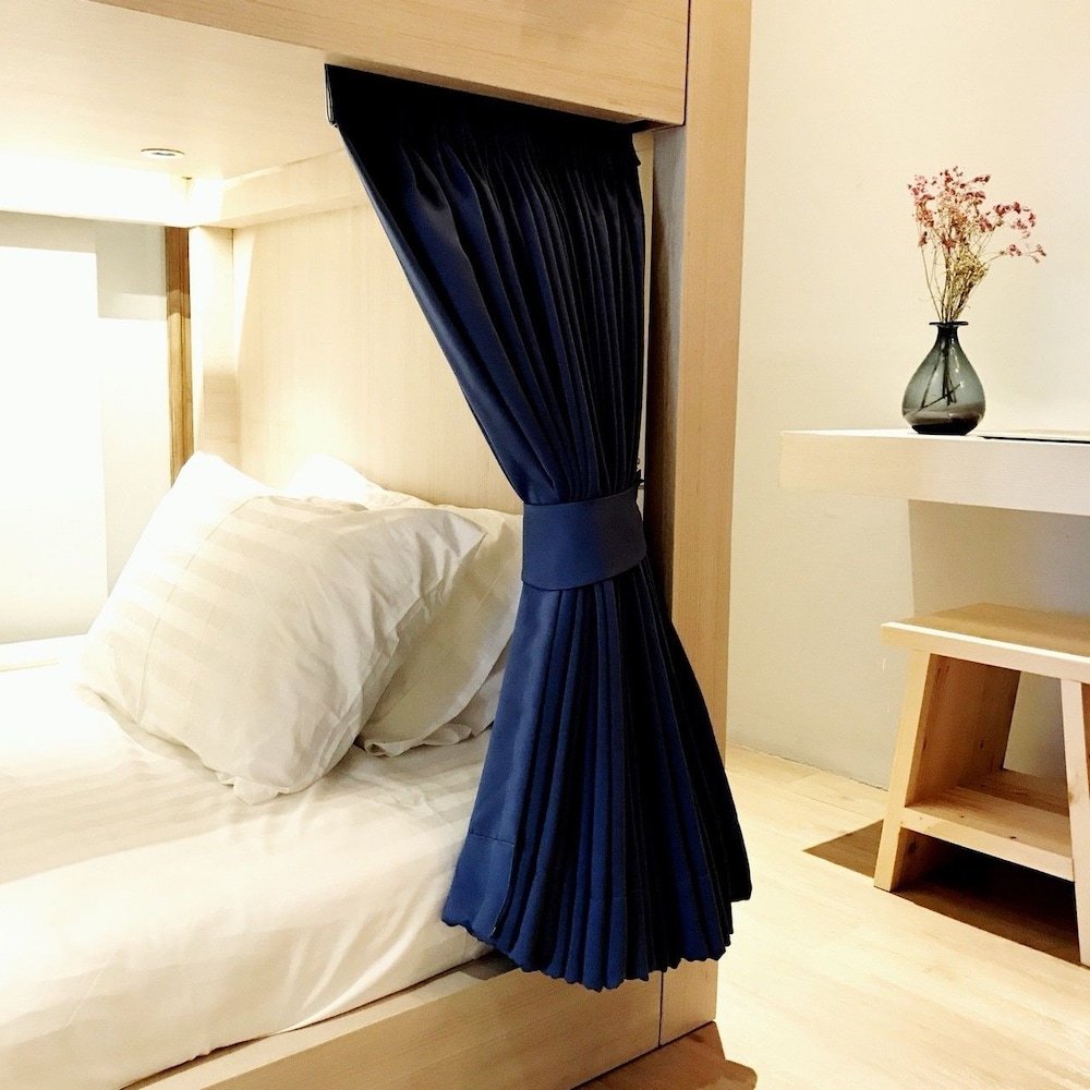 Kinnon Deluxe Hostel Coworking Cafe Room Type - 8 Bunks Bed in Mixed Dormitory Room - Share Bathroom