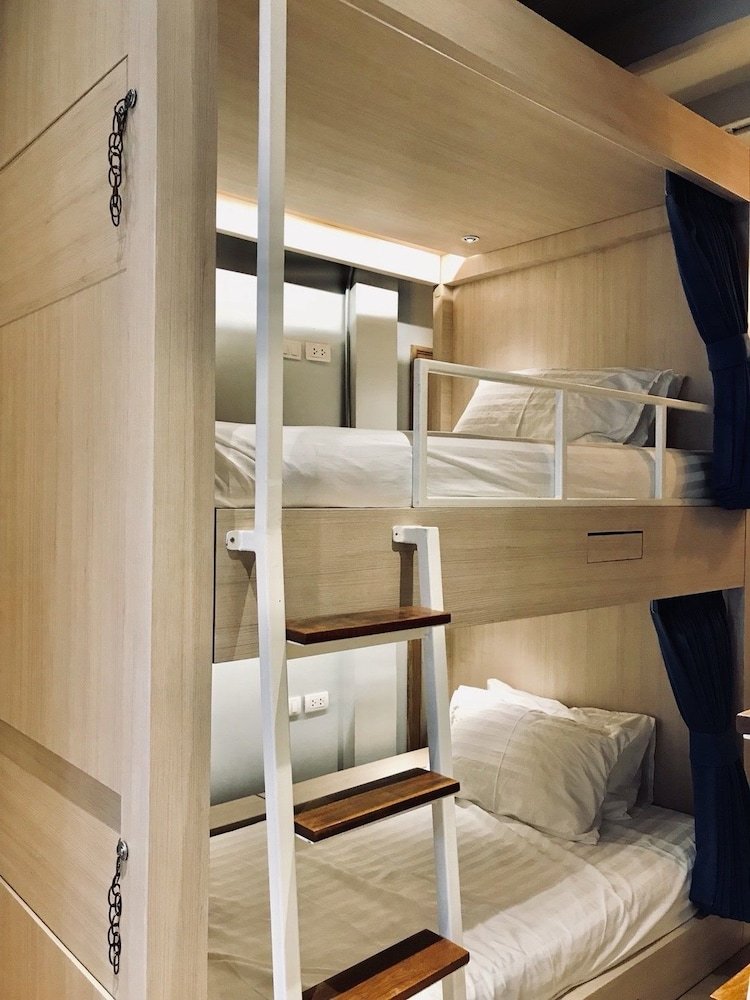 Kinnon Deluxe Hostel Coworking Cafe Room Type - 16 Bunks Bed in Mixed Dormitory Room - Share Bathroom