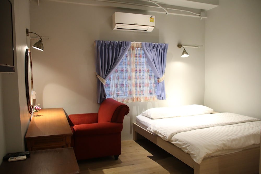 Kinnon Deluxe Hostel Coworking Cafe Room Type - Family Room,1 Queen Bed and 1 Bunk Bed - Share Bathroom