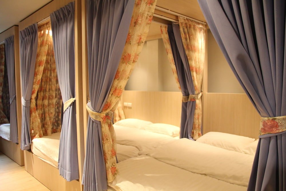 Kinnon Deluxe Hostel Coworking Cafe Room Type - 4 Double Beds in Mixed Dormitory - Share Bathroom