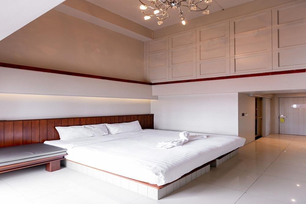 A Room Bangkok Sathorn - Tap to explore photos