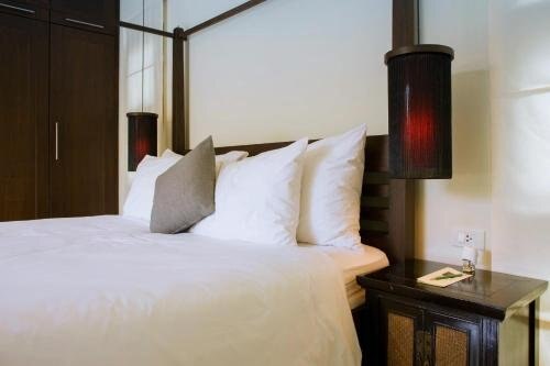 One Bedroom Oriental Villa Nai Harn - Tap to explore photos