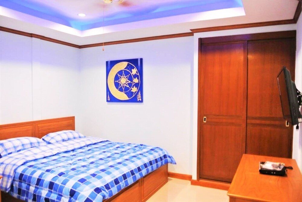 2 bed Condo Baan Suan Lalana - Tap to explore photos
