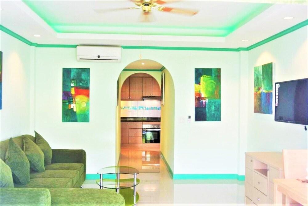 Corner 1 Bedroom Condo - Tap to explore photos