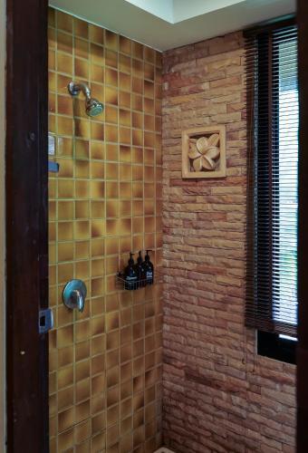 Large 4 bed villa short walk to Maenam beach - Tap to explore photos