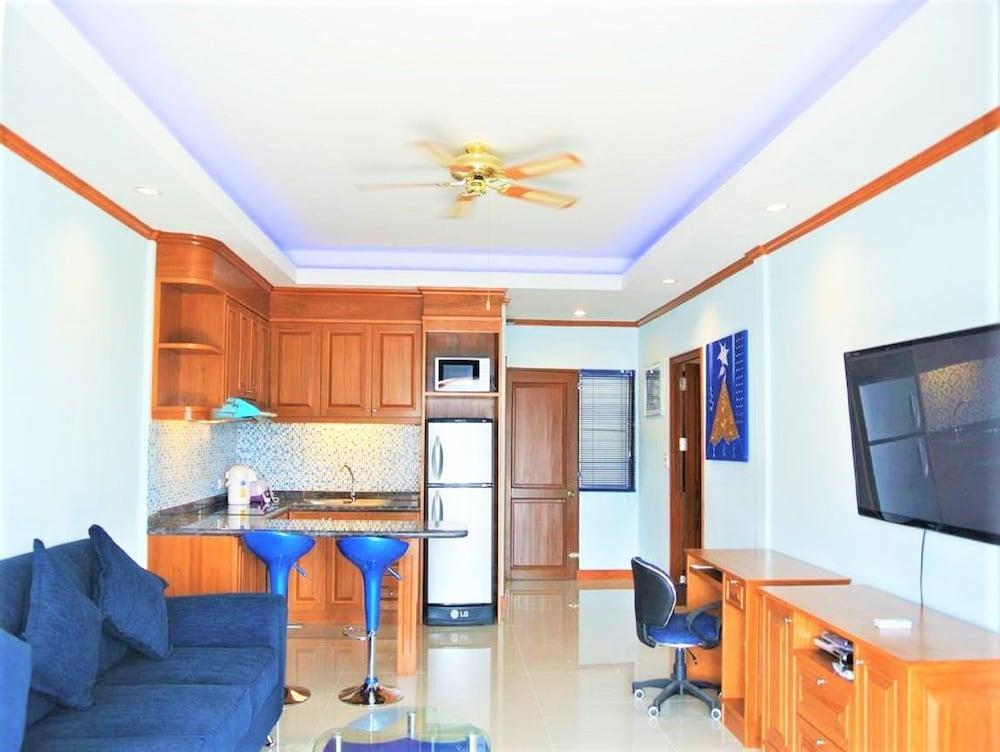 Top Floor Apartment Baan Suan Lalana - Tap to explore photos