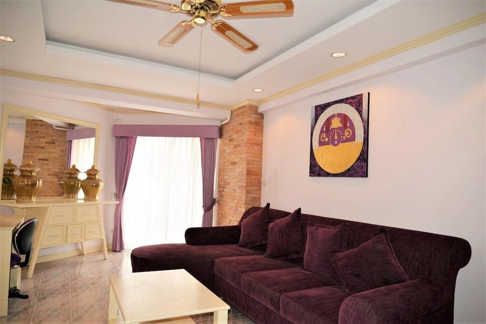 Great 1 bed at Jomtien Beach - Tap to explore photos