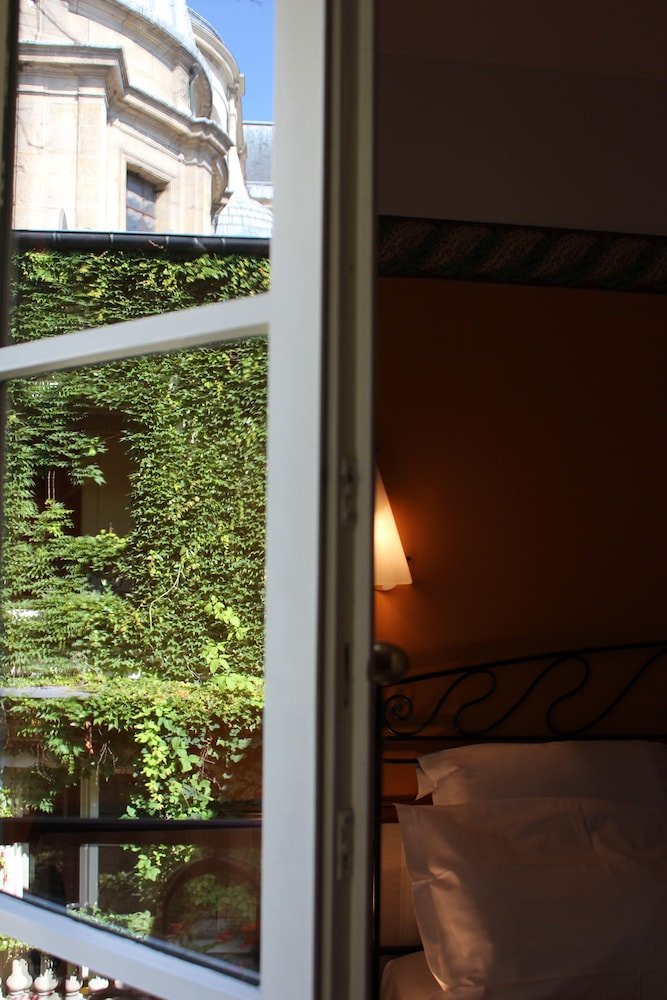 Le Relais Saint Sulpice - Tap to explore photos