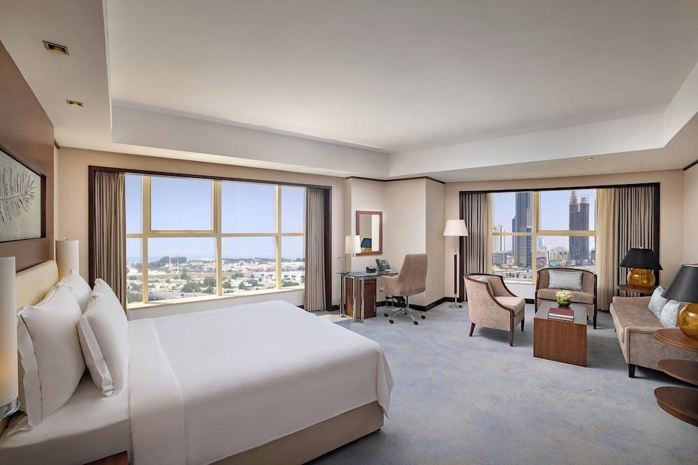 Grand Millennium Dubai Room Type - Business Suite, 1 King Bed, Club Lounge Access, Partial Sea View