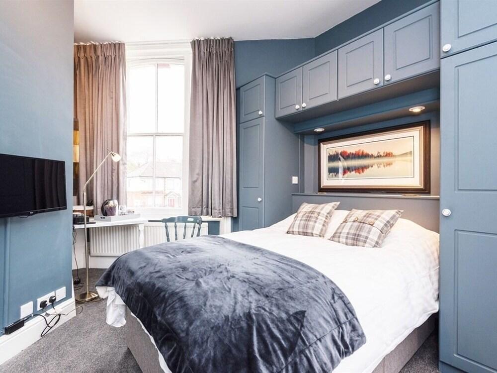 Summerfield Pub & Boutique Rooms - Tap to explore photos