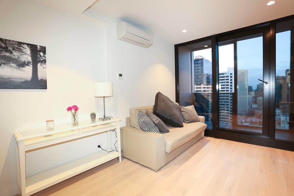 Central But Quiet Apartment - Tap to explore photos