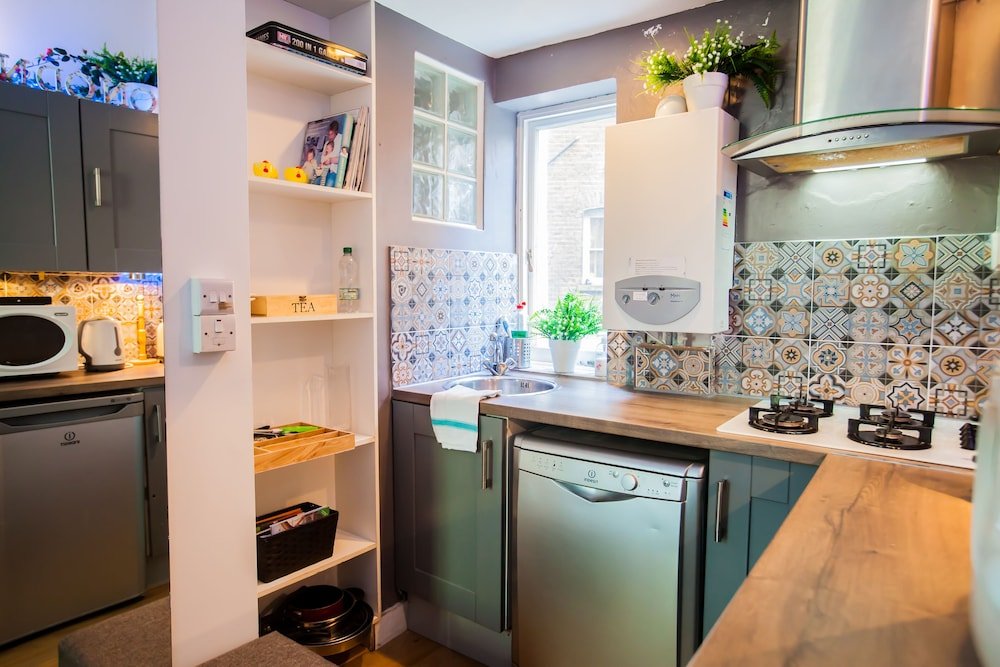 Pimlico Chic Suite - Tap to explore photos