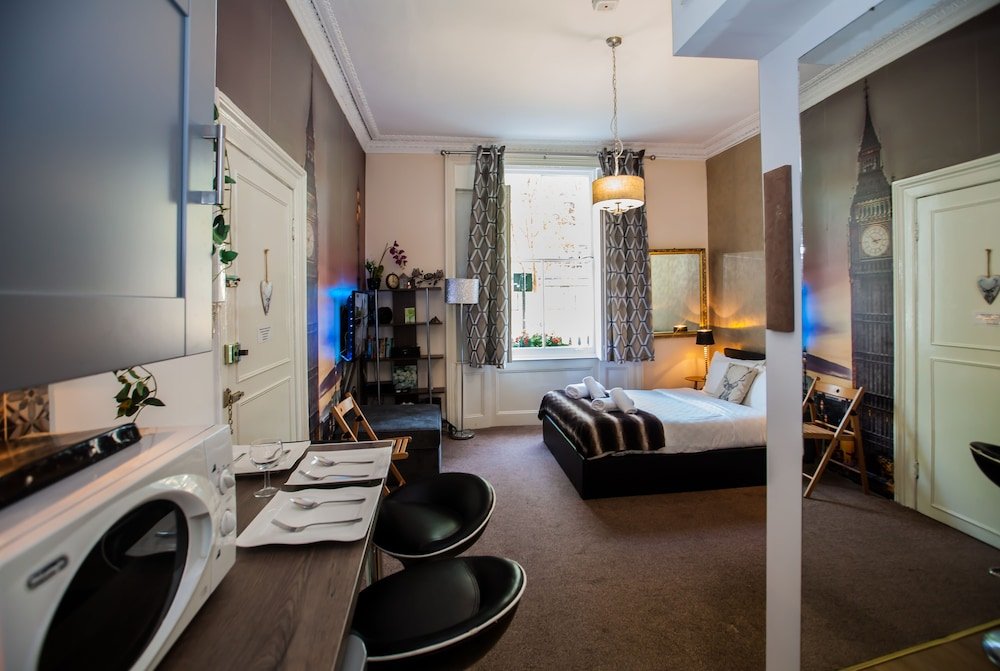 Pimlico Chic Suite - Tap to explore photos