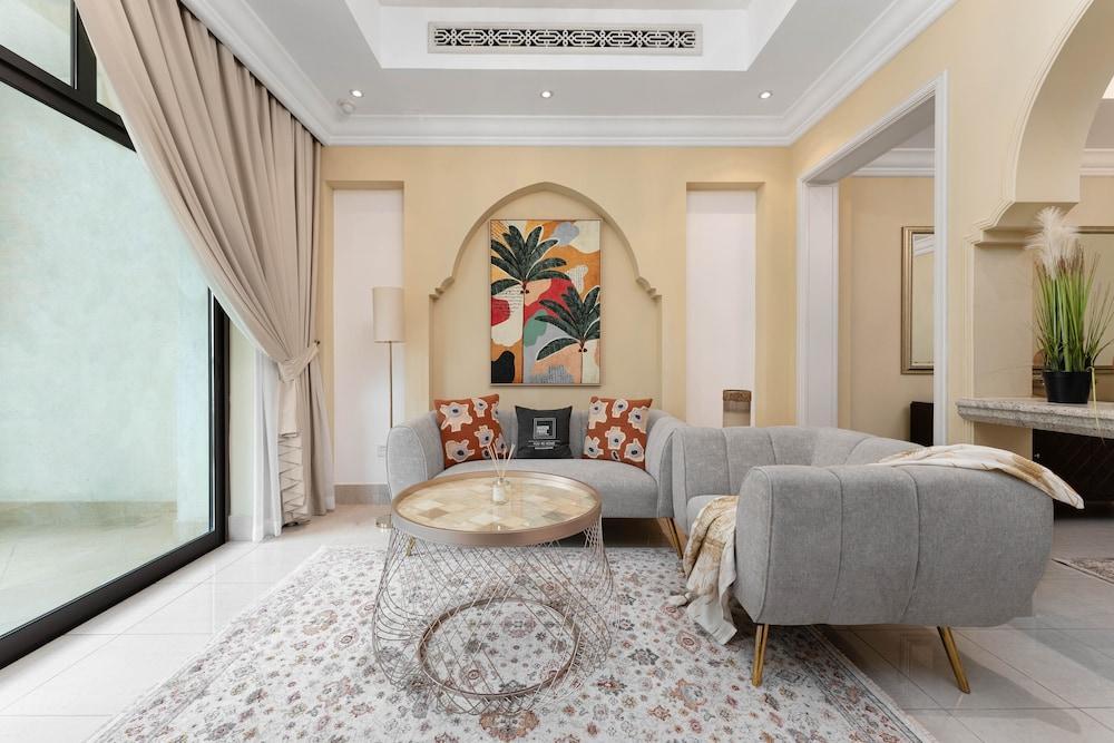 Maison Privee - Elite Apt Connected to Dubai Mall & Burj Khalifa - Tap to explore photos