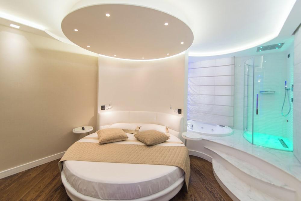 LUX suites in Roma Room Type - Premium Studio Suite, Jetted Tub